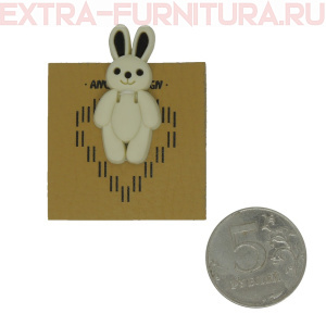 Нашивка под кожу квадрат с силиконовым зайчиком 3,8*3,8см бежевый